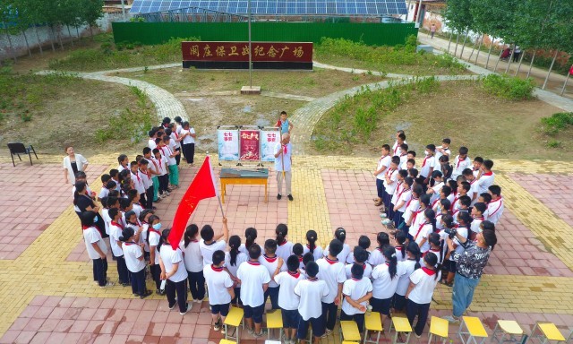 2022年7月6日，山东省聊城市，在茌平区菜屯镇阚庄村的阚庄保卫战纪念广场，阚庄保卫战亲历者王光木老人，为小学生们讲述抗战故事，展示大刀、长矛。